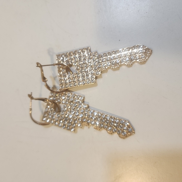 Elegant Golden Key Earrings - Picture 1 of 7